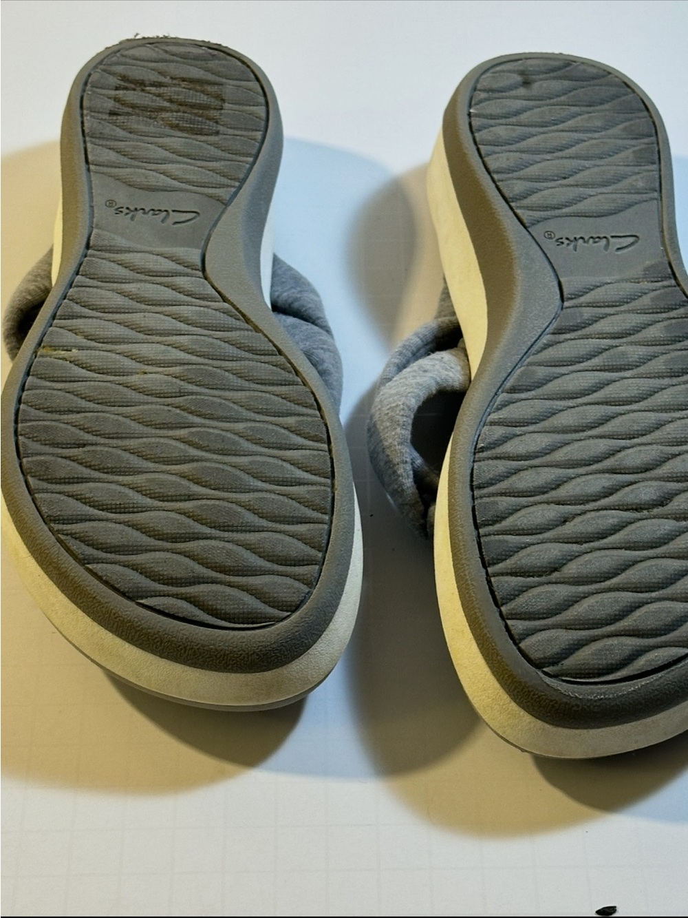 Clarks Cloudsteppers Gray Cushioned Flip Flops Coastal Mom Comfort - Picture 6 of 9